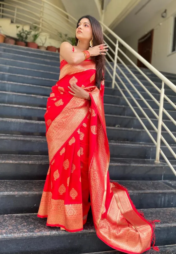 Saree_Is_Elegantly_Decorated_With_Gorgeous_Solid_Jacquard_Weave_That_Gives_A_Perfect_Look_To_Outfit_(MC-556_RED)