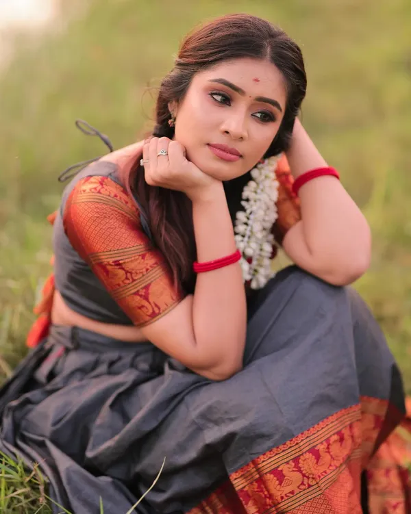 Grey_Kanjivaram_Soft_Silk_Wedding_&_Party_Wear_Saree_&_Unstiched_Blouse_For_Women