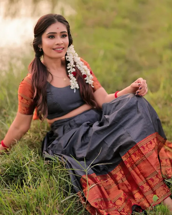 Grey_Kanjivaram_Soft_Silk_Wedding_&_Party_Wear_Saree_&_Unstiched_Blouse_For_Women