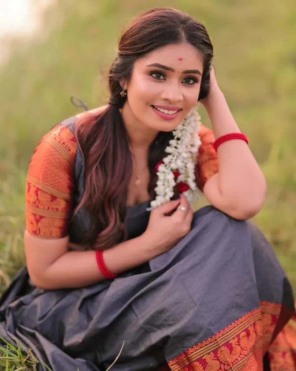 Grey_Kanjivaram_Soft_Silk_Wedding_&_Party_Wear_Saree_&_Unstiched_Blouse_For_Women