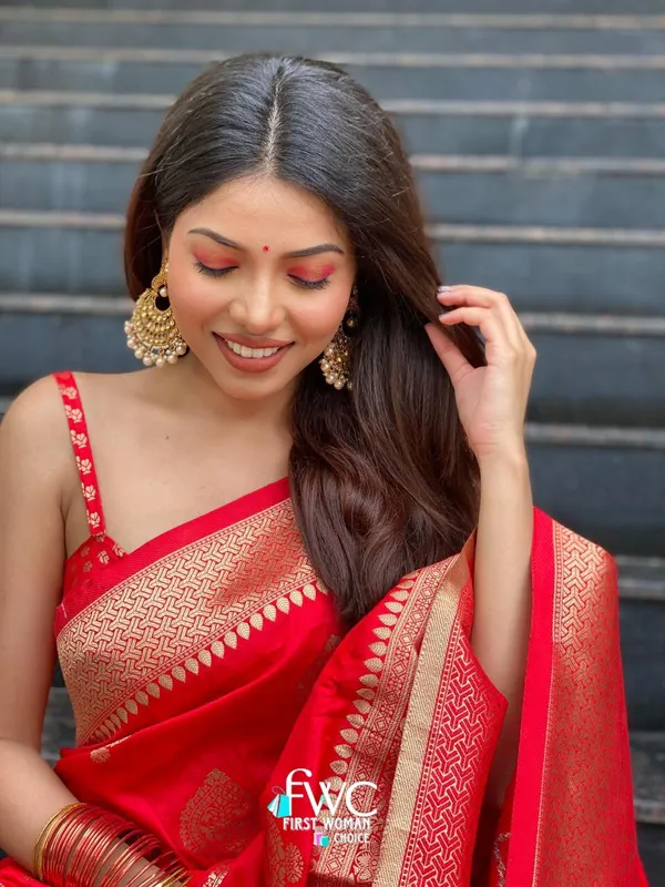 Red_Bell_Woven_Kanjivaram_Banarasi_Jacquard_Sari