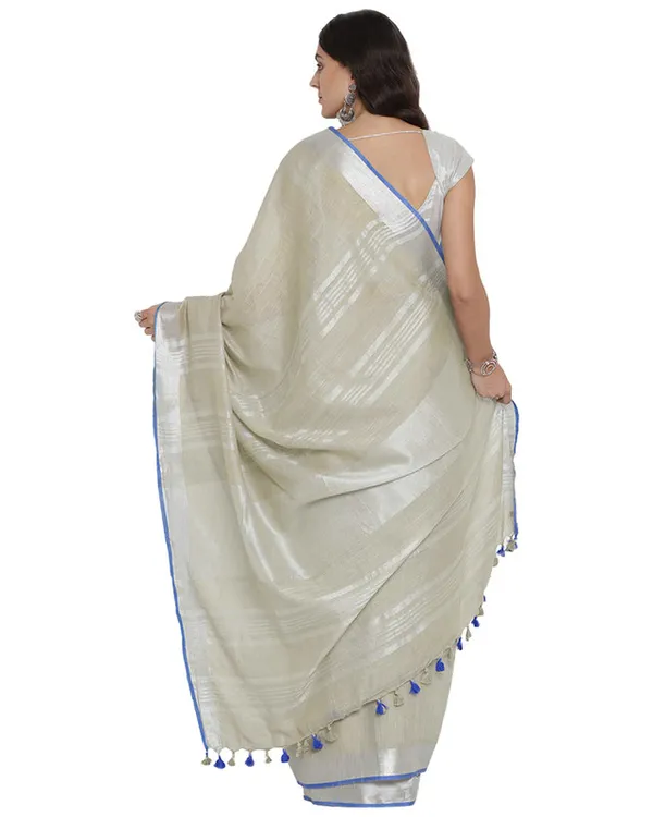 Albaster_Grey_women's_Bhagalpuri_Handloom_Cotton_Linen_Blend_Saree_With_Contrast_Unstiched_Blouse_Piece