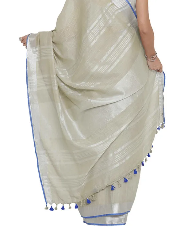 Albaster_Grey_women's_Bhagalpuri_Handloom_Cotton_Linen_Blend_Saree_With_Contrast_Unstiched_Blouse_Piece
