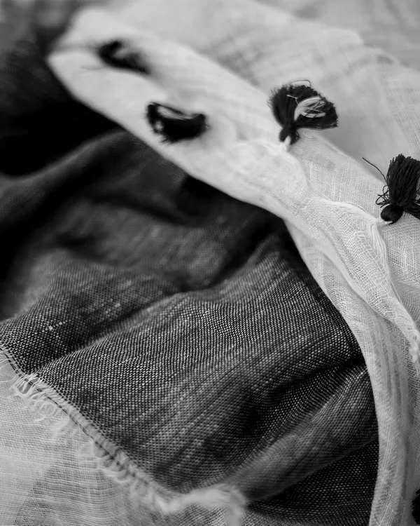 Black_women's_Bhagalpuri_Handloom_Linen_Cotton_Blend_White_Saree_With_Silver_Zari_Border_And_Contrast_Unstitched_Blouse_Piece