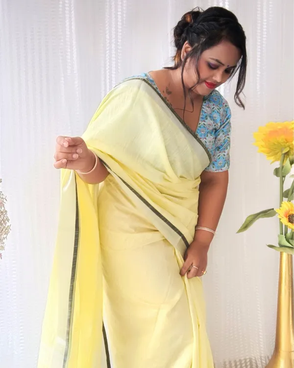 Beige-Black_women's_Bhagalpuri_Blend_Linen_Saree_With_Contrast_Blouse_Piece