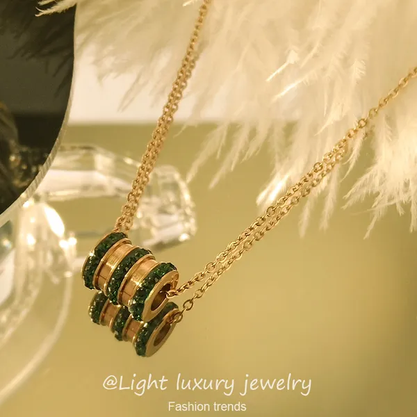 Multicolor_Fashion_Diamond_Pendant_Titanium_Steel_Butterfly_Necklace_Female_Light_Luxury_Emerald_Collarbone_Chain