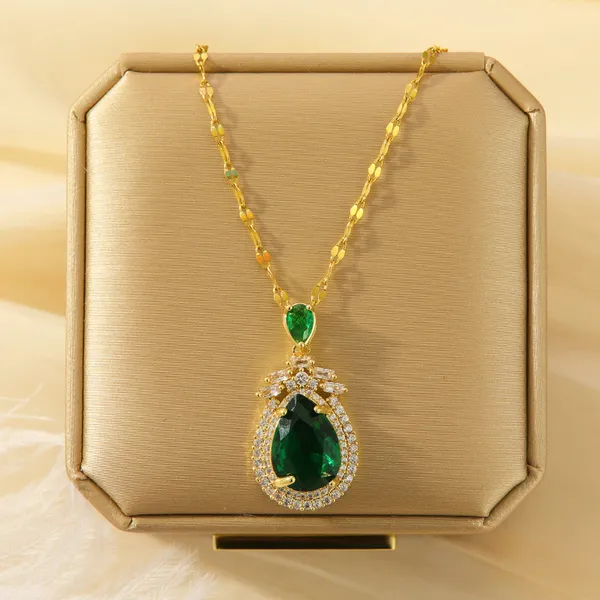 Multicolor_Fashion_Diamond_Pendant_Titanium_Steel_Butterfly_Necklace_Female_Light_Luxury_Emerald_Collarbone_Chain