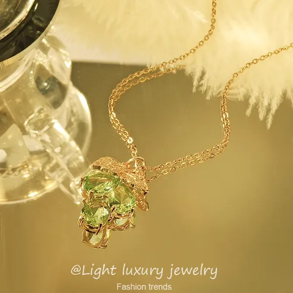Multicolor_Fashion_Diamond_Pendant_Titanium_Steel_Butterfly_Necklace_Female_Light_Luxury_Emerald_Collarbone_Chain