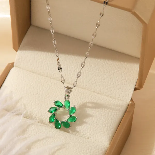 Multicolor_Fashion_Diamond_Pendant_Titanium_Steel_Butterfly_Necklace_Female_Light_Luxury_Emerald_Collarbone_Chain