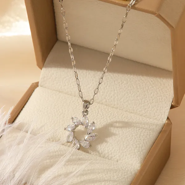 Multicolor_Fashion_Diamond_Pendant_Titanium_Steel_Butterfly_Necklace_Female_Light_Luxury_Emerald_Collarbone_Chain