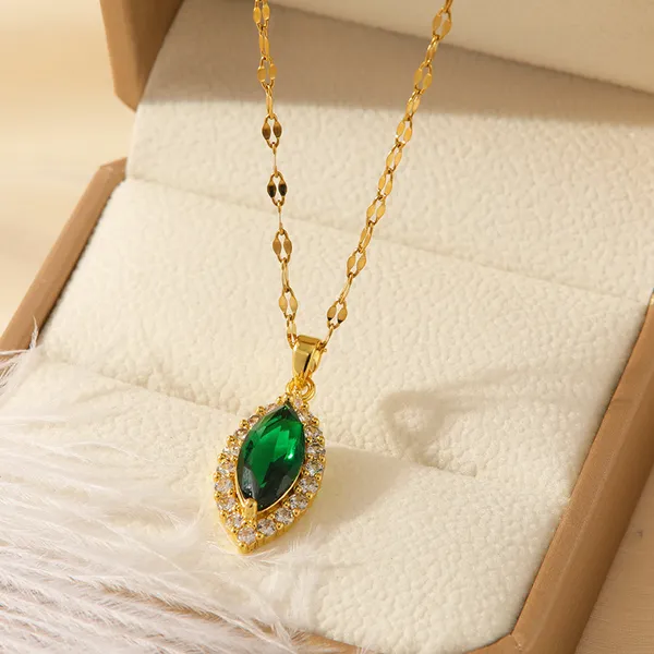 Multicolor_Fashion_Diamond_Pendant_Titanium_Steel_Butterfly_Necklace_Female_Light_Luxury_Emerald_Collarbone_Chain