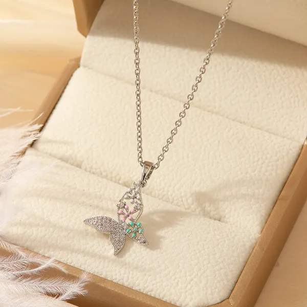 Multicolor_Fashion_Diamond_Pendant_Titanium_Steel_Butterfly_Necklace_Female_Light_Luxury_Emerald_Collarbone_Chain