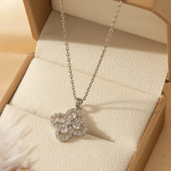 Multicolor_Fashion_Diamond_Pendant_Titanium_Steel_Butterfly_Necklace_Female_Light_Luxury_Emerald_Collarbone_Chain