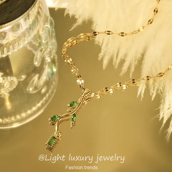 Multicolor_Fashion_Diamond_Pendant_Titanium_Steel_Butterfly_Necklace_Female_Light_Luxury_Emerald_Collarbone_Chain