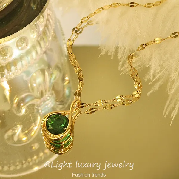 Multicolor_Fashion_Diamond_Pendant_Titanium_Steel_Butterfly_Necklace_Female_Light_Luxury_Emerald_Collarbone_Chain