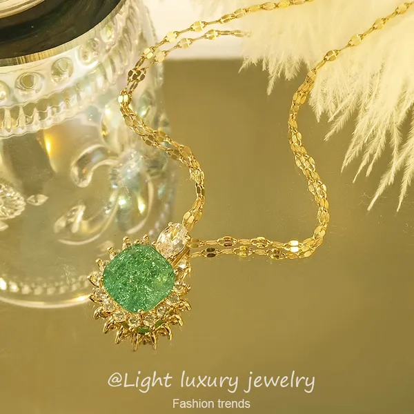 Multicolor_Fashion_Diamond_Pendant_Titanium_Steel_Butterfly_Necklace_Female_Light_Luxury_Emerald_Collarbone_Chain