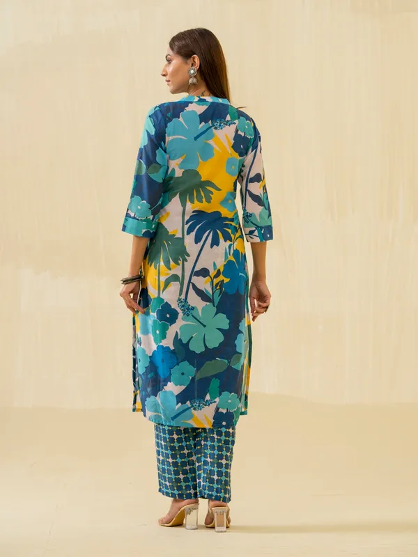 Green_Floral_Printed_Straight_Kurta_and_Trousers