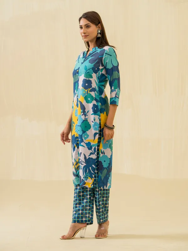 Green_Floral_Printed_Straight_Kurta_and_Trousers