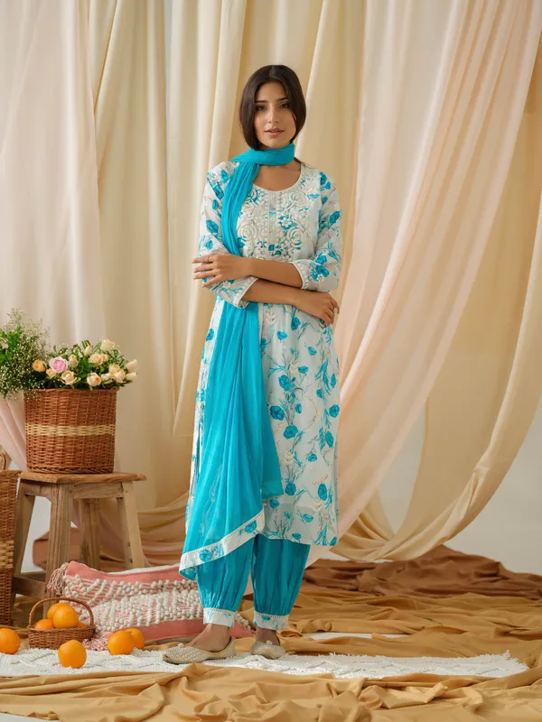 women_White_Floral_Printed_Kurta_and_Salwar_With_Dupatta