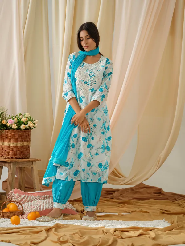 women_White_Floral_Printed_Kurta_and_Salwar_With_Dupatta