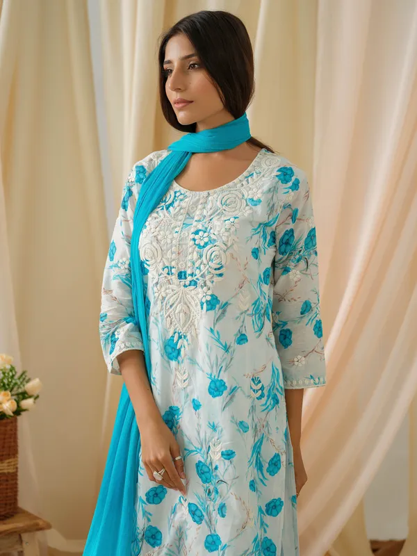 women_White_Floral_Printed_Kurta_and_Salwar_With_Dupatta