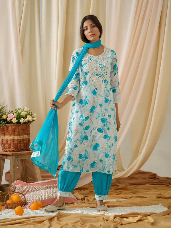women_White_Floral_Printed_Kurta_and_Salwar_With_Dupatta