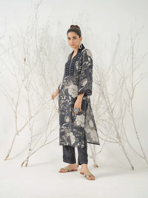 Black_&_White_Floral_Embroidered_Straight_Kurta_and_Trousers_With_Dupatta