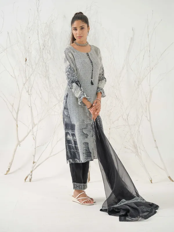 Black_&_White_Geometric_Printed_Straight_Kurta_and_Trousers_With_Dupatta