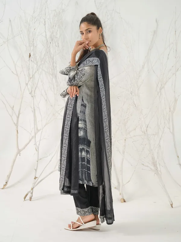 Black_&_White_Geometric_Printed_Straight_Kurta_and_Trousers_With_Dupatta