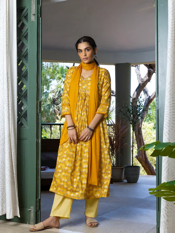 Yellow_Printed_Flared_Three-Quarter_Sleeves_Kurta_Sets