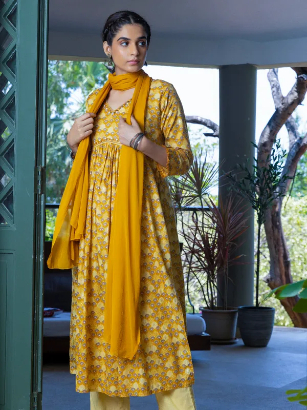 Yellow_Printed_Flared_Three-Quarter_Sleeves_Kurta_Sets