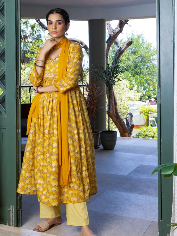 Yellow_Printed_Flared_Three-Quarter_Sleeves_Kurta_Sets