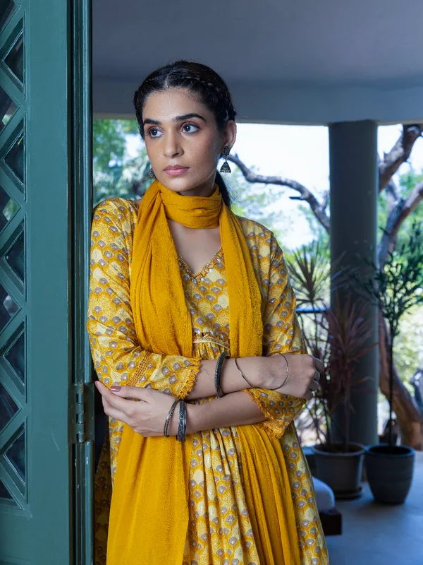Yellow_Printed_Flared_Three-Quarter_Sleeves_Kurta_Sets