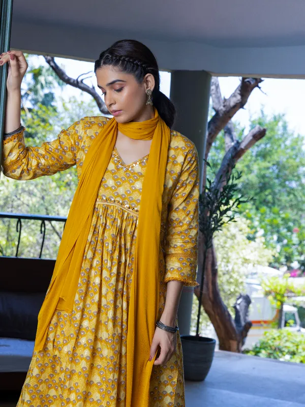 Yellow_Printed_Flared_Three-Quarter_Sleeves_Kurta_Sets