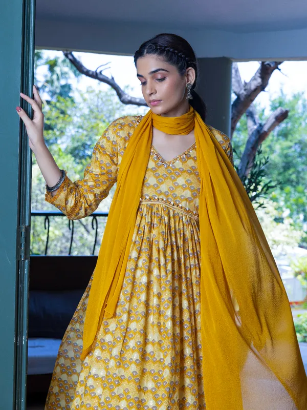 Yellow_Printed_Flared_Three-Quarter_Sleeves_Kurta_Sets