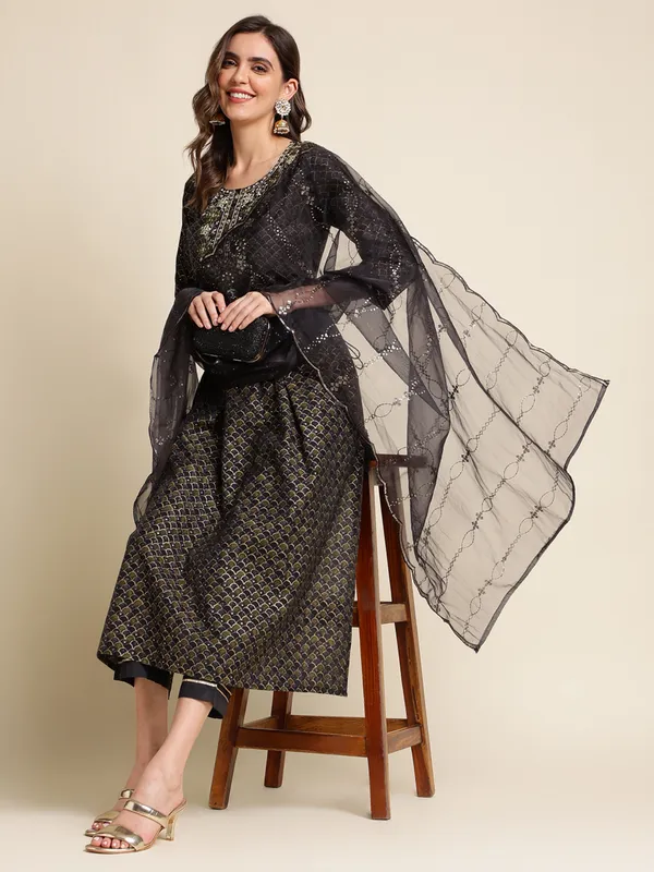Black_Yoke_Design_A-Line_Kurta_and_Trousers_With_Dupatta