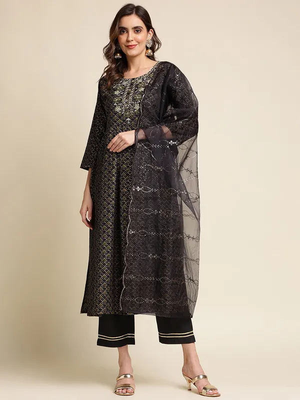 Black_Yoke_Design_A-Line_Kurta_and_Trousers_With_Dupatta