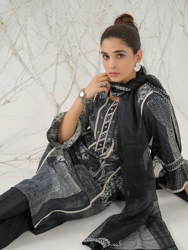 Black_&_White_Tribal_Printed_Straight_Kurta_and_Trousers_With_Dupatta