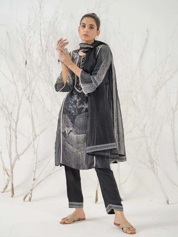 Black_&_White_Tribal_Printed_Straight_Kurta_and_Trousers_With_Dupatta
