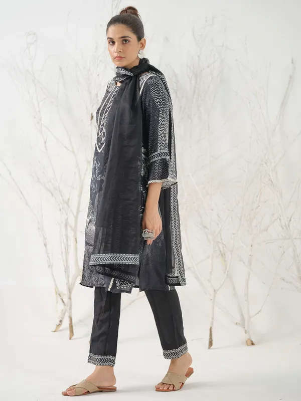 Black_&_White_Tribal_Printed_Straight_Kurta_and_Trousers_With_Dupatta