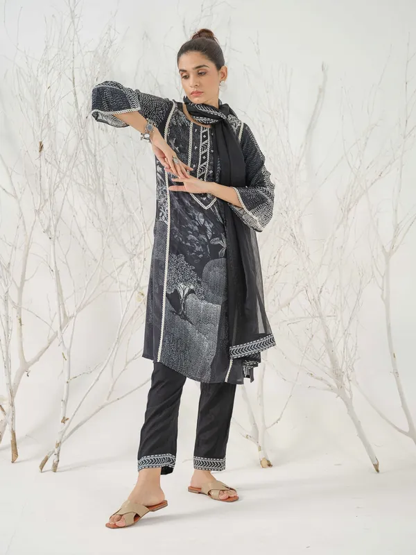 Black_&_White_Tribal_Printed_Straight_Kurta_and_Trousers_With_Dupatta