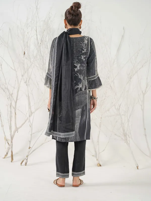 Black_&_White_Tribal_Printed_Straight_Kurta_and_Trousers_With_Dupatta