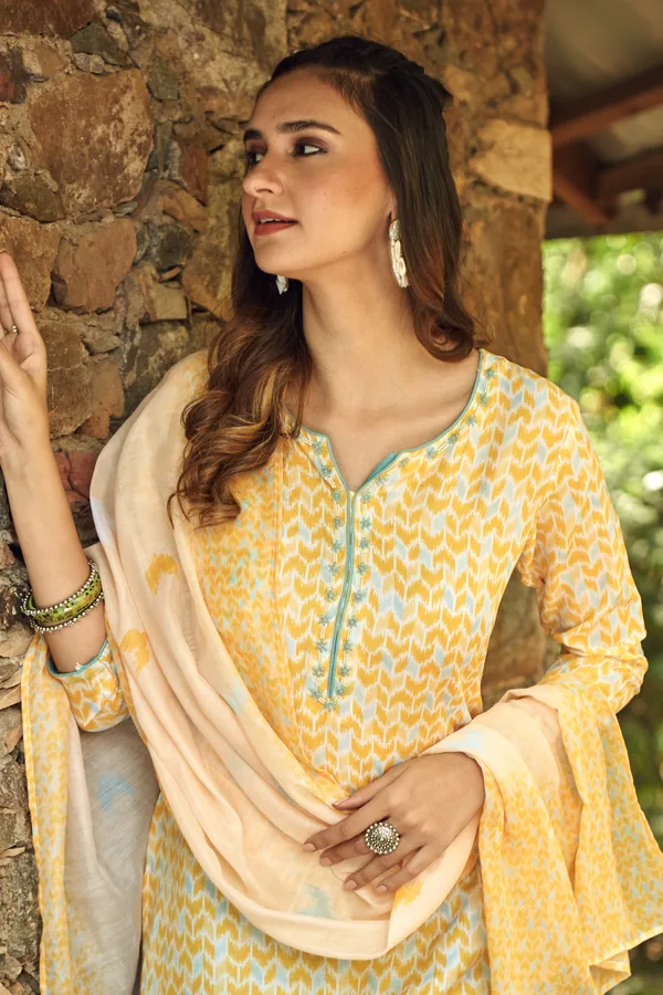 women_Yellow_Floral_Printed_Kurta_Sets