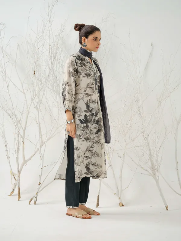 Black_&_Off_White_Floral_Printed_Straight_Kurta_and_Trousers_With_Dupatta