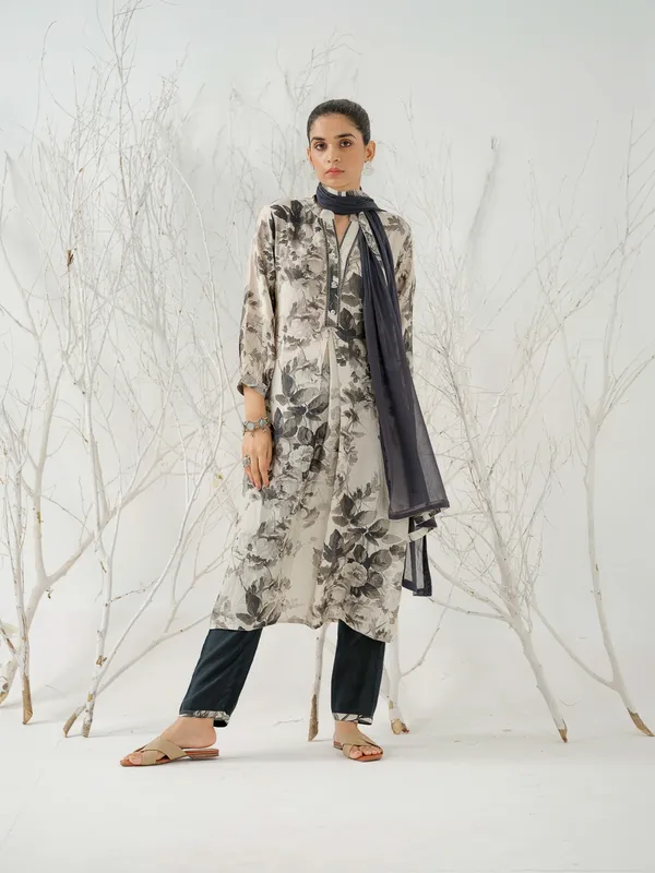 Black_&_Off_White_Floral_Printed_Straight_Kurta_and_Trousers_With_Dupatta