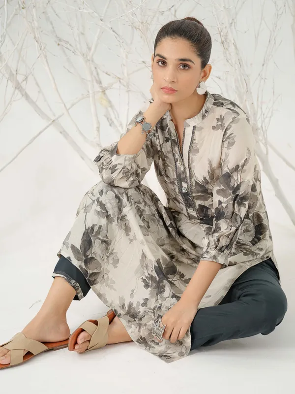 Black_&_Off_White_Floral_Printed_Straight_Kurta_and_Trousers_With_Dupatta