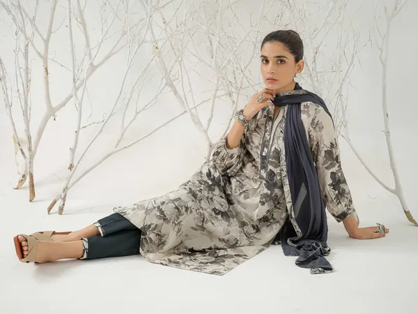 Black_&_Off_White_Floral_Printed_Straight_Kurta_and_Trousers_With_Dupatta