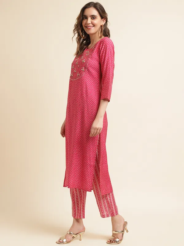 Women_White_Floral_Straight_Kurta_Sets