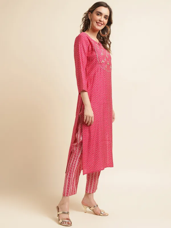 Women_White_Floral_Straight_Kurta_Sets