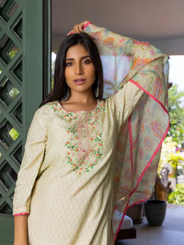 Beige_Geometric_Printed_Straight_Kurta_and_Trousers_With_Dupatta